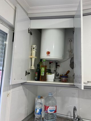 Muebles de Cocina Blancos y Plateados + Encimera