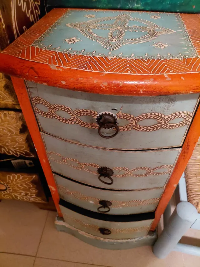 credenza dipinta a mano