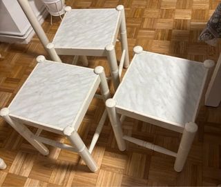 Taburetes de madera con tapa de mármol