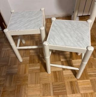 Taburetes de madera con tapa de mármol