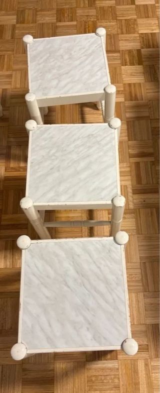 Taburetes de madera con tapa de mármol