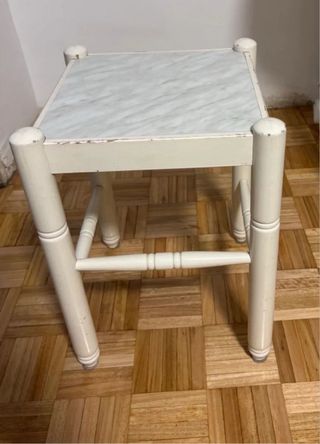 Taburetes de madera con tapa de mármol