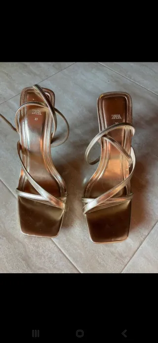 Sandalias de tacón Zara doradas talla 39