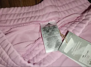 Pantalón Adidas rosa con logo