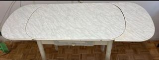 Mesa extensible beige y blanca