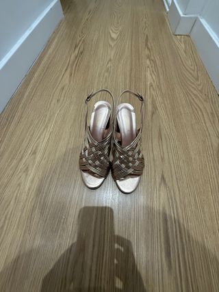 Sandalias doradas de fiesta