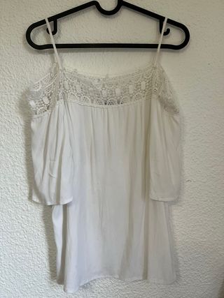 Camiseta blanca con encaje hombros descubiertos M