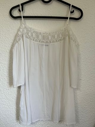 Camiseta blanca con encaje hombros descubiertos M