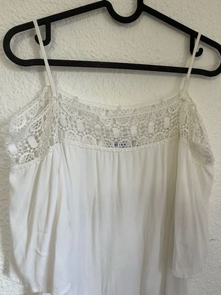 Camiseta blanca con encaje hombros descubiertos M