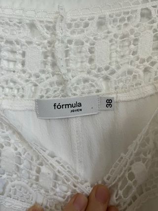 Camiseta blanca con encaje hombros descubiertos M