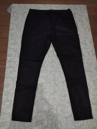 Pantalón encerado negro