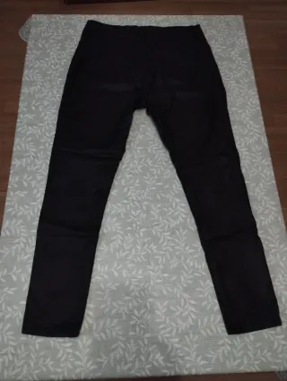 Pantalón encerado negro