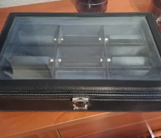 Corbatero negro con tapa de cristal