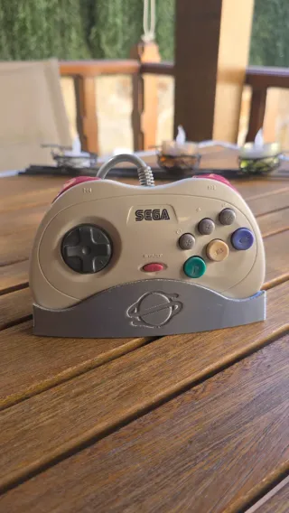 Soporte expositor mando SEGA Saturn