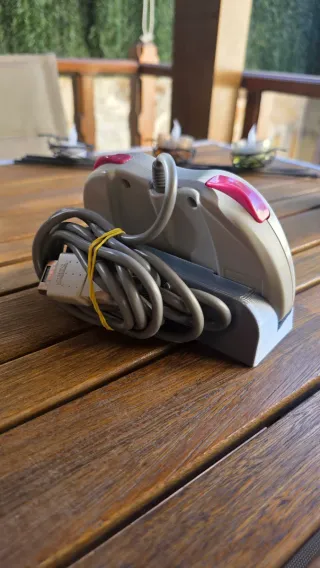 Soporte expositor mando SEGA Saturn