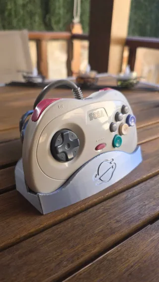 Soporte expositor mando SEGA Saturn