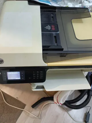 Impresora HP Beige y Blanca