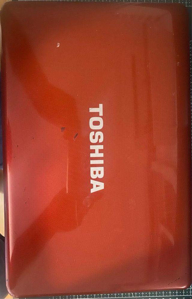 Portátil Toshiba i3 Rojo