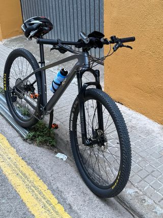Bicicletta MTB in carbonio
