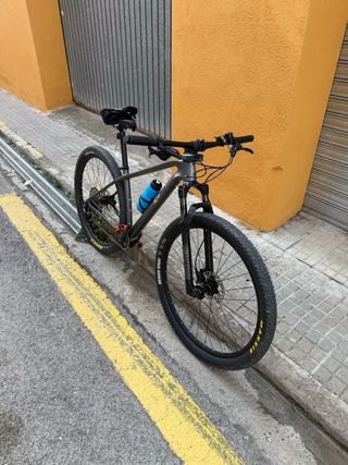 Bicicletta MTB in carbonio