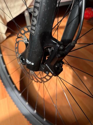 Bicicletta MTB in carbonio