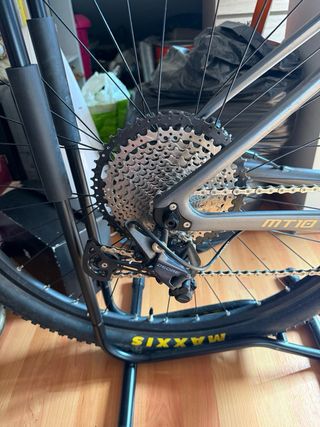 Bicicletta MTB in carbonio