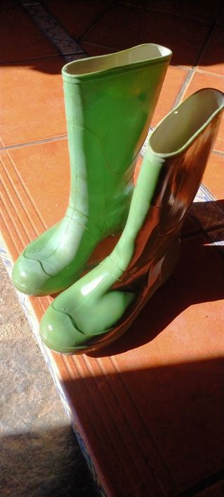 Botas de agua verdes, para trabajo.