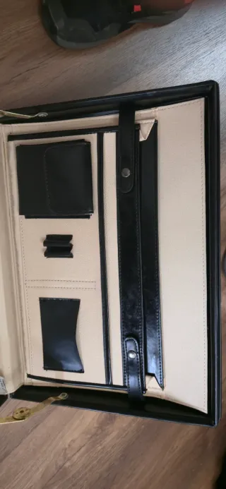 Maletín de cuero artesano con candado dorado