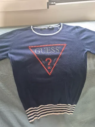 Camiseta Guess Azul con Triángulo y Tachuelas