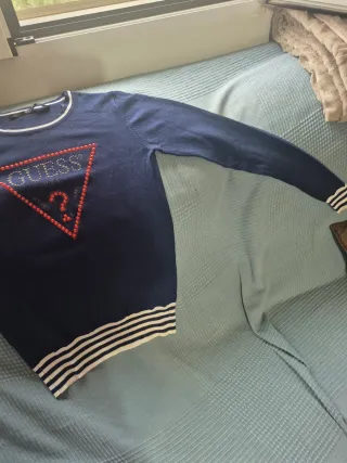 Camiseta Guess Azul con Triángulo y Tachuelas
