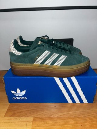 Adidas Gazelle Verde Plataforma Logo Dorado