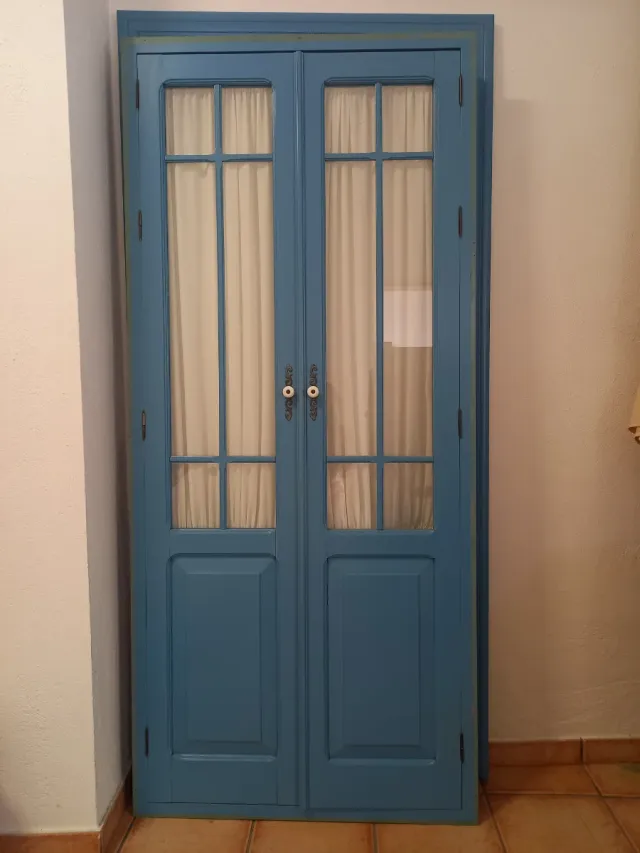 Puertas de madera azul para despensa