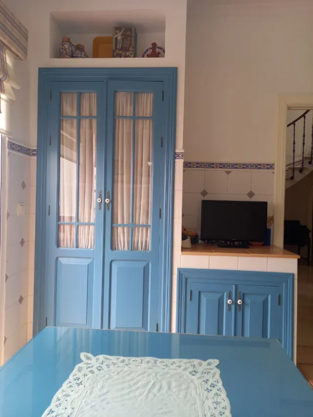 Puertas de madera azul para despensa