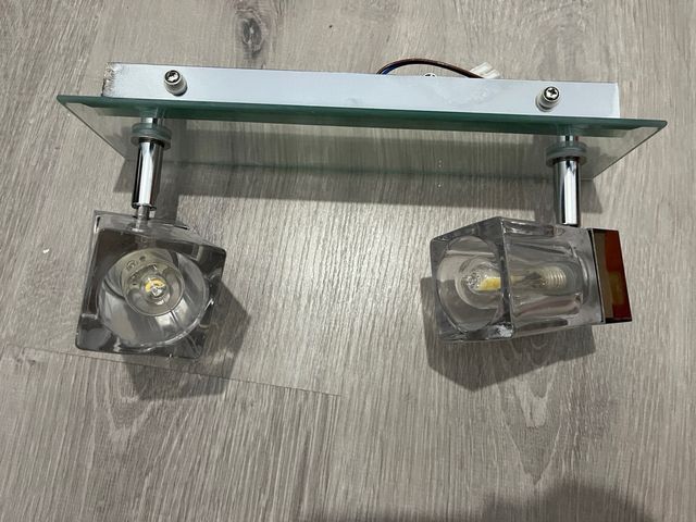 Focos movibles de cristal y metal