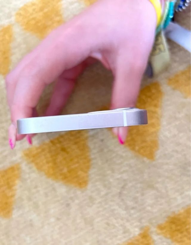 iPhone 12 mini
-Senza caricabatterie 
-Tutto originale