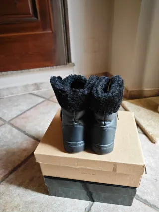 Scarponcini neri con pelliccia