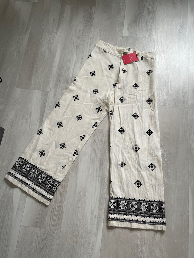 Pantalón bordado