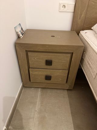 2 Mesitas de noche de madera