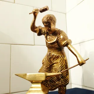 Figura Bronce Herrero Macizo