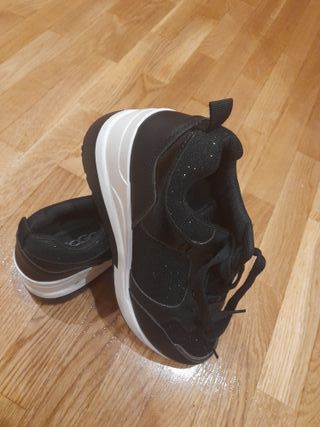 Zapatillas de vestir negras y plateadas