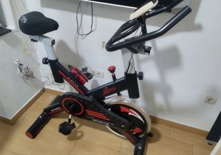 Bicicleta Spinning y saco de boxeo