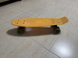 Monopatín naranja