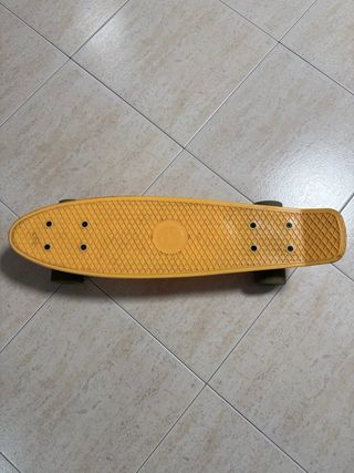 Monopatín naranja
