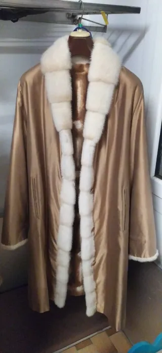 Giaccone oro con pelliccia bianca