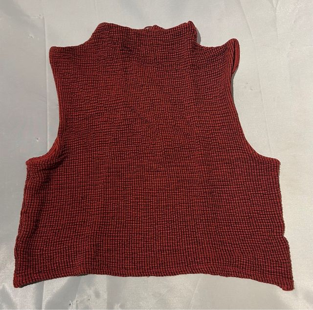 Crop Top sin mangas cuello alto