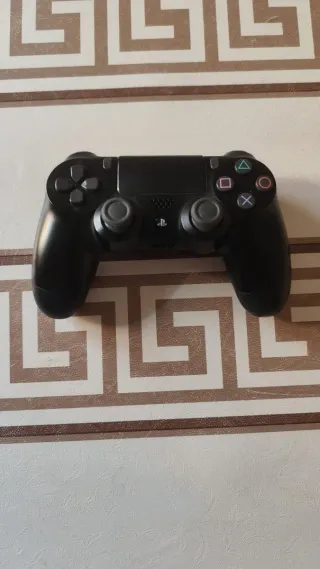 PS4 (PlayStation 4) Negra + Mando y  cables