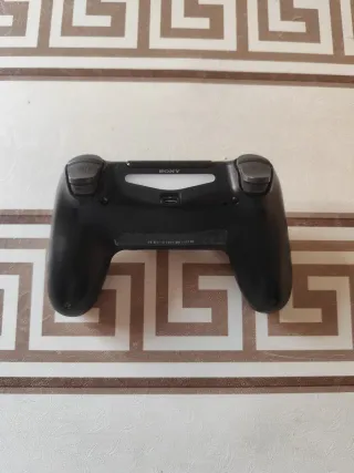 PS4 (PlayStation 4) Negra + Mando y  cables