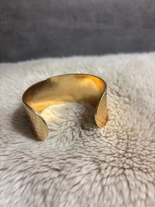 Brazalete dorado martillado