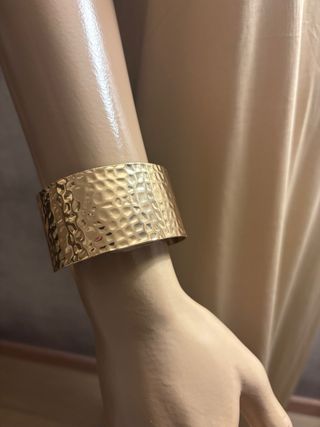 Brazalete dorado martillado