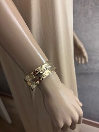 Brazalete ajustable dorado martillado